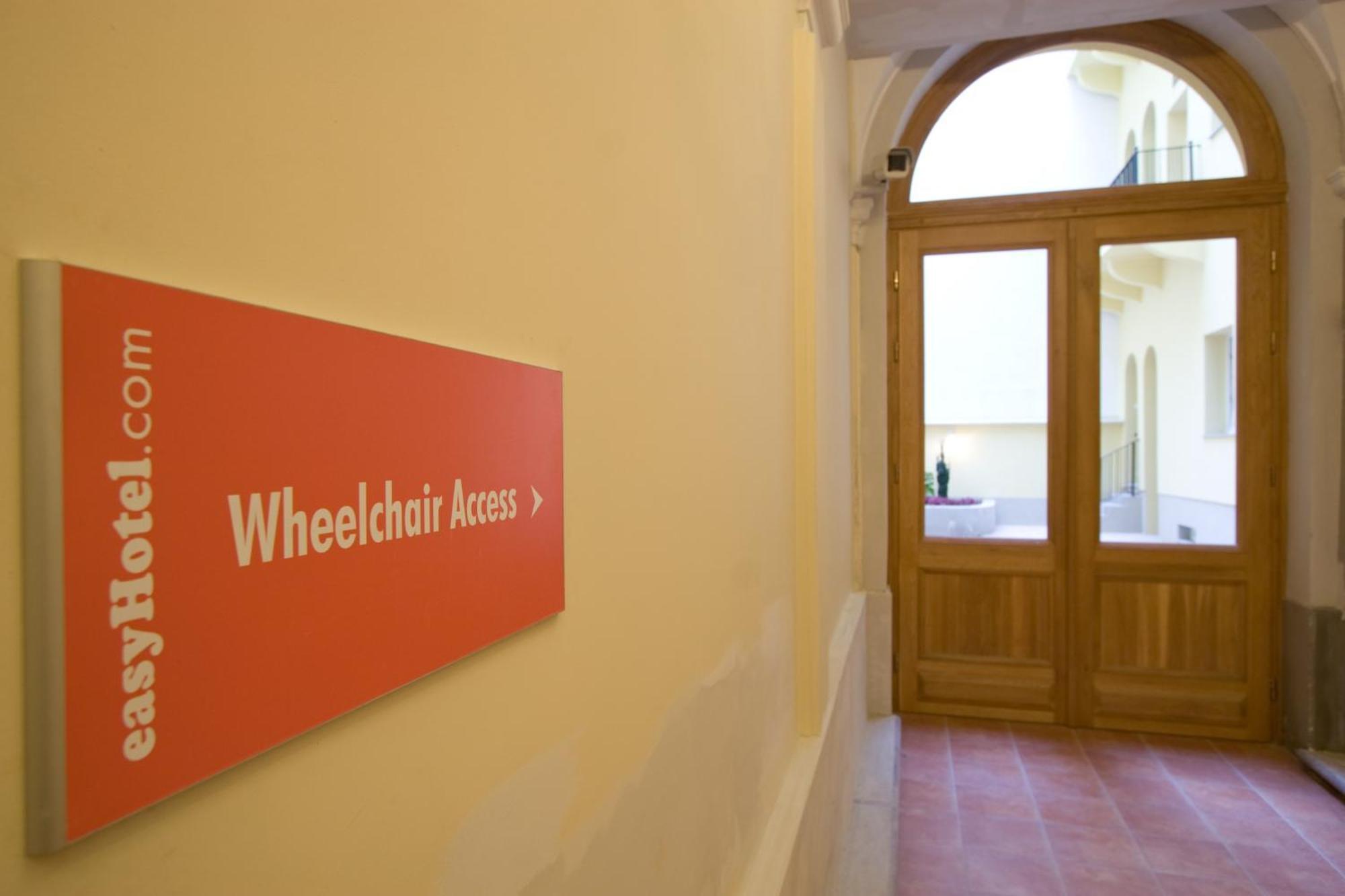 Easyhotel Budapest Oktogon Exterior photo
