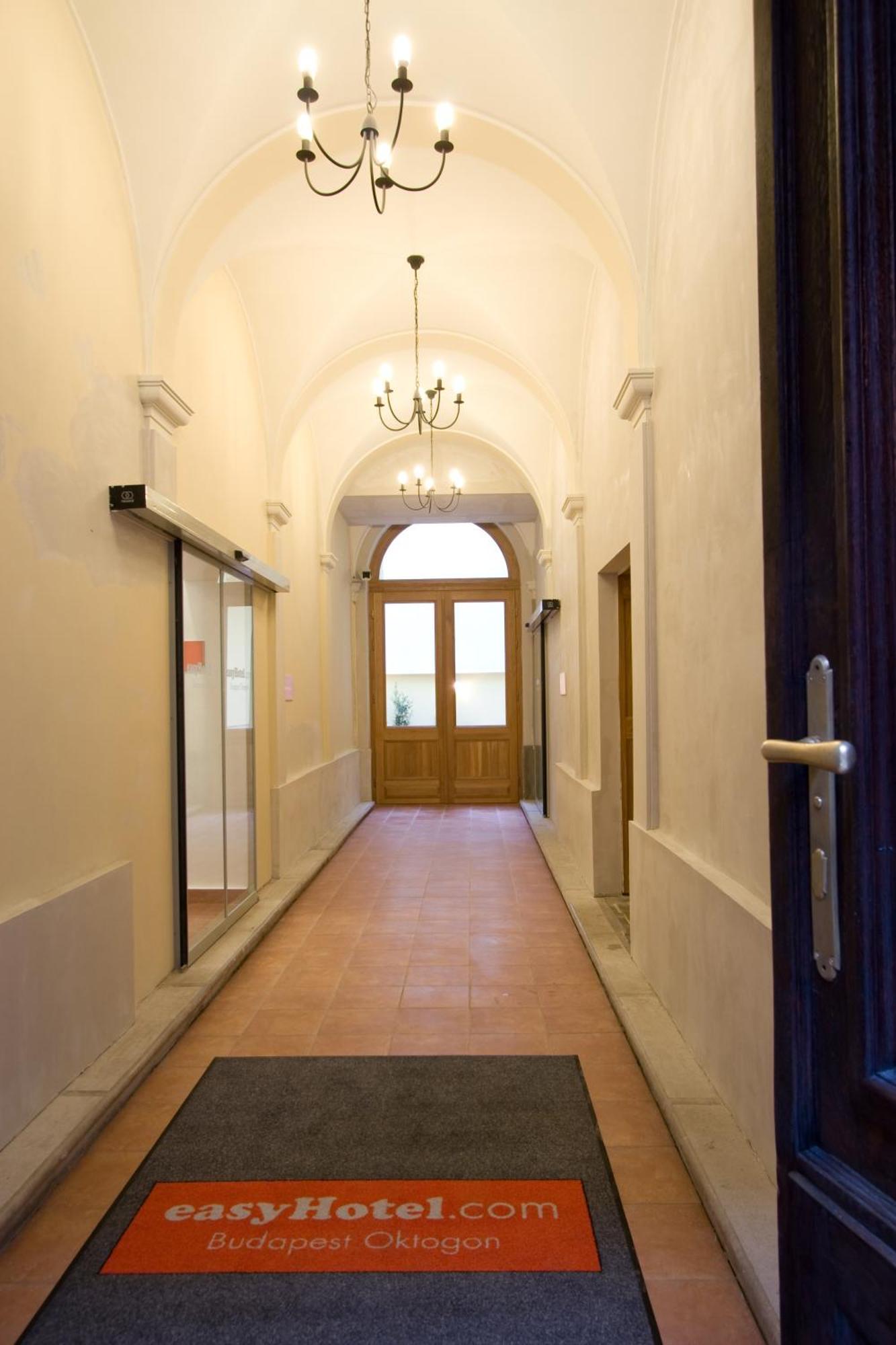 Easyhotel Budapest Oktogon Exterior photo