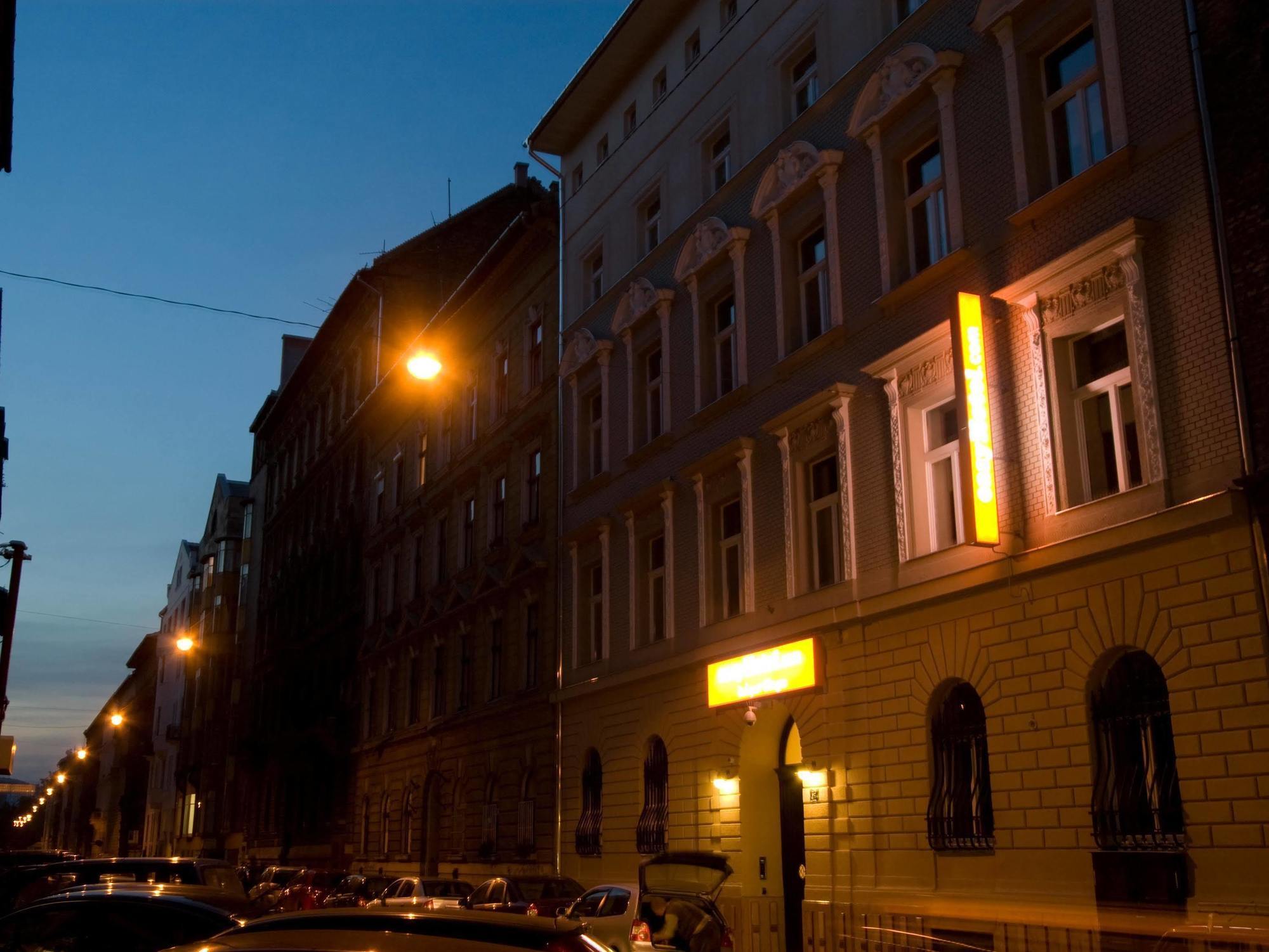 Easyhotel Budapest Oktogon Exterior photo